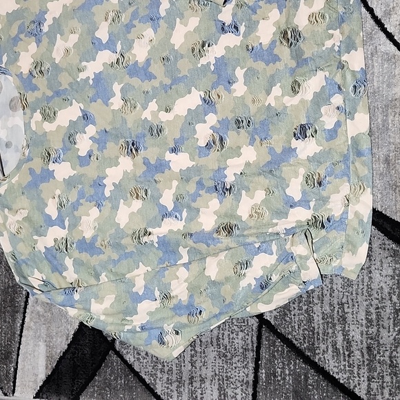 EASEL BOUTIQUE CAMO FACTORY DISTRESSED LONG-SLEEVED TOP - Picture 7 of 14